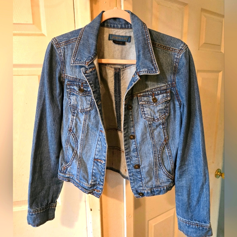 Fitted, denim jacket